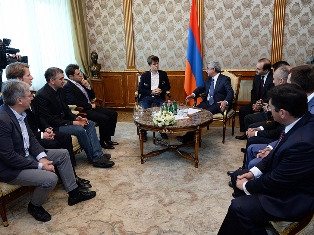 Սերժ Սարգսյանն ընդունել է Լեւոն Արոնյանին ու Մագնուս Կառլսենին (ֆոտո)