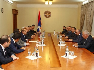 Բակո Սահակյանն ու Հովիկ Աբրահամյանը քննարկել են Հայաստանի ու Արցախի տնտեսական հա