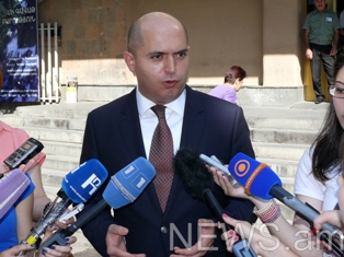 Անգլերենը պաշտոնական հանդիպումներում նույնպես տարածված է, բայց սեւեռվում են ռուս