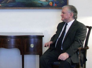 Armenia FM meets with Spain senator (PHOTOS)
