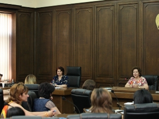 Հերմինե Նաղդալյանը հանդիպեց համայնքների ՏԻՄ-ում ընտրված երիտասարդ կանանց հետ