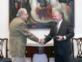 FM awards medal to American-Armenian philanthropist