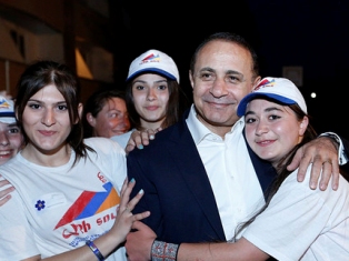 Հովիկ Աբրահամյանը հանդիպել է «Արի տուն» ծրագրի մասնակիցներին