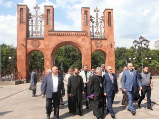 Armenian parliament speaker meets with Armenian community representatives in Mos