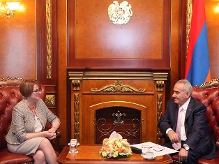 Գալուստ Սահակյանն ընդունեց դեսպան Քեթրին Լիչին