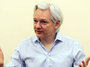 Шведский суд оставил Ассанжа под арестом