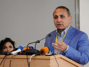 Armenia PM discusses economy with young ruling party member