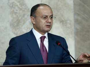 Defense minister speaks on Russian-Armenian businessman’s detention