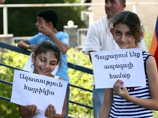 7-ամյա Սվետան կարծում է, որ հայրը՝ Վոլոդյա Ավետիսյանը, գնացել է նստացույցի