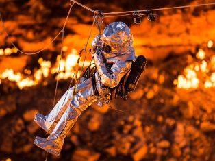 Впервые в огненный кратер в Туркменистане спустился исследователь