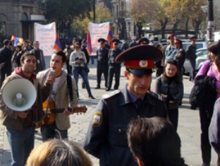 ՕԵԿ առաջնորդի ելույթի ժամանակ ոստիկանները բերման են ենթարկել «Նավակ ճոճողին»