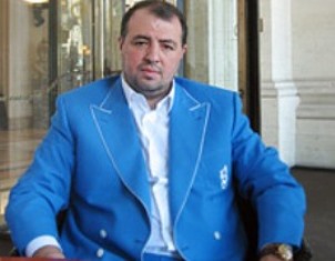 «Հրապարակ». Դոն Պիպոն Էջմիածնում փորձում է իր մարդուն քաղաքապետ դարձնել
