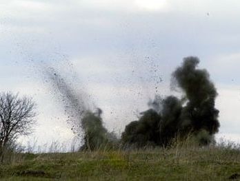 СМИ: Два школьника подорвались на мине в Луганской области, один погиб