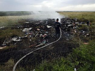 СМИ: На месте падения малазийского Боинга начался пожар