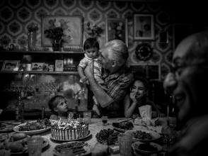 В Портленде пройдет фотовыставка Дианы Маркосян «Изобретая моего отца»