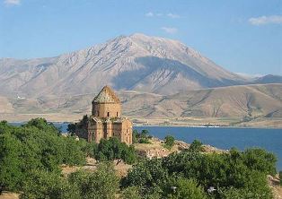 Թուրք ազգայնականները բողոքում են, որ հայերն ազատ շրջում են Վանում եւ Կարսում