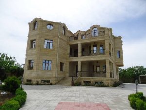 Ադրբեջանական կայք. Փախստականը վիլլան փոխանակել է Շուշիի հե՞տ