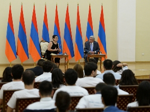 Սերժ Սարգսյանը «Լույս» հիմնադրամի կրթաթոշակառուներին հավաստագրեր է հանձնել