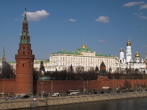 Путин предложил восстановить в Кремле монастыри и церковь