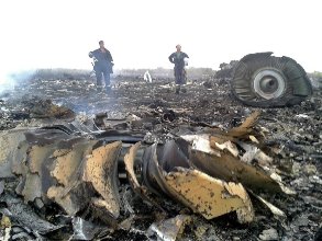 ОБСЕ: На месте крушения малайзийского «Боинга» остаются тела