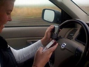 Женщина сядет на шесть лет за использование двух телефонов за рулем