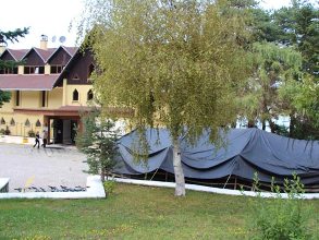 Арабский шейх арендовал в Турции целую гостиницу и разбил во дворе палатку