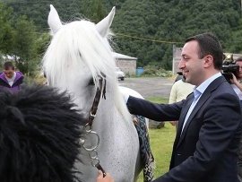 Վրաստանի կաթողիկոս-պատրիարքը երկրի վարչապետին սպիտակ ձի է նվիրել