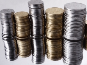 Дефицит торгового баланса США сократился на 7%