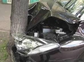 Ռուբինյանց փողոցում մեքենան բախվել է ծառին