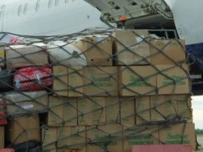 US drop humanitarian aid to Iraqis