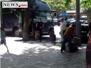 4-5 ժամ դրսում սպասելուց հետո Ռուսաստան մեկնողներին նոր ավտոբուս տրամադրեցին