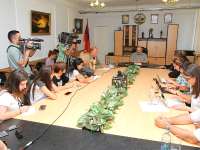 Մովսես Հակոբյանն ընդունել է լրագրողների եւ մտավորականների