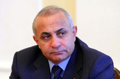 «Հրապարակ». Մհեր Սեդրակյանի եւ Հովիկ Աբրահամյանի միջեւ պատերազմի «զոհը»