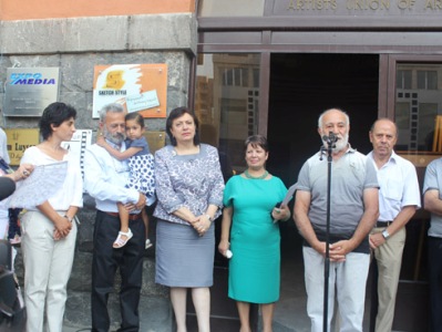 Ինձ համար կան երեք գույներ. Նիկոլ Աղաբաբյանի նկարների ցուցահանդեսը (ֆոտո)