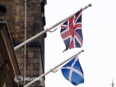 Над резиденцией премьера Британии подняли шотландский флаг