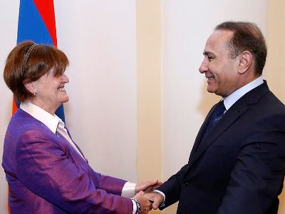Հովիկ Աբրահամյանը բարոնուհի Քերոլայն Քոքսին ժամացույց է նվիրել