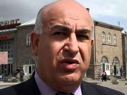 Սիսիանի քաղաքապետը իր 2 աշխատակիցների հետ կանգնել է դատարանի առաջ