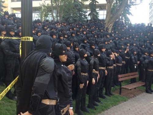 Сотни бэтменов собрались в канадском Калгари для установления рекорда