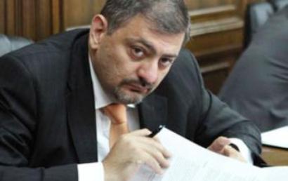 «Չորրորդ իշխանություն». Բախվել են Արմեն Աշոտյանի եւ Վաչե Գաբրիելյանի մեքենաները