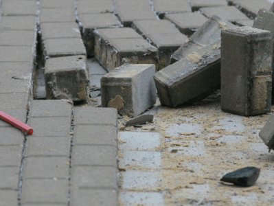 В Германии расследуют появление свастики из тротуарной плитки