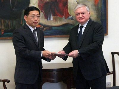 Посол Китая вручил главе МИД копии верительных грамот