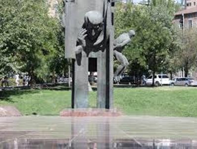 «Առավոտ». Պղծել են Չարենցի հուշակոթողը
