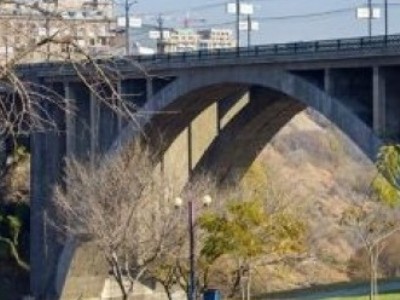В Ереване предприниматель чудом спас девушку