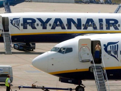 Ryanair-ի աշխատակիցները թռիչքուղում հսկայական ֆալոս են նկարել