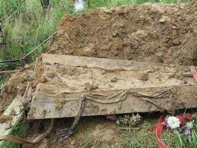 Пьяные мужчины изнасиловали труп на кладбище