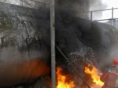 В США после крушения загорелся поезд с нефтью