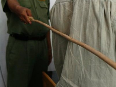 В Сингапуре двух немцев побьют палками за вандализм
