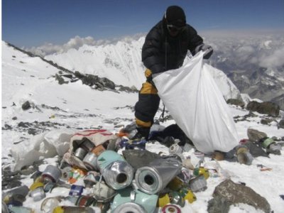 Զբոսաշրջիկներն Էվերեստը վերածում են հսկայական զուգարանի