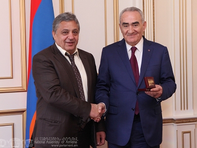Գալուստ Սահակյանը պարգեւատրել է Խորեն Հովհաննիսյանին (ֆոտո)