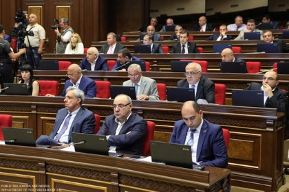 «Հրապարակ». ԲՀԿ-ից հեռացած պատգամավորները նորից «լավացել են» ԲՀԿ-ի հետ